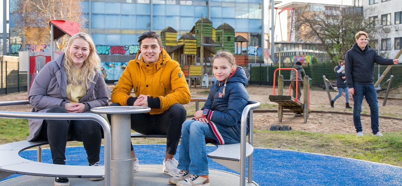 Studenten op speeltoestel