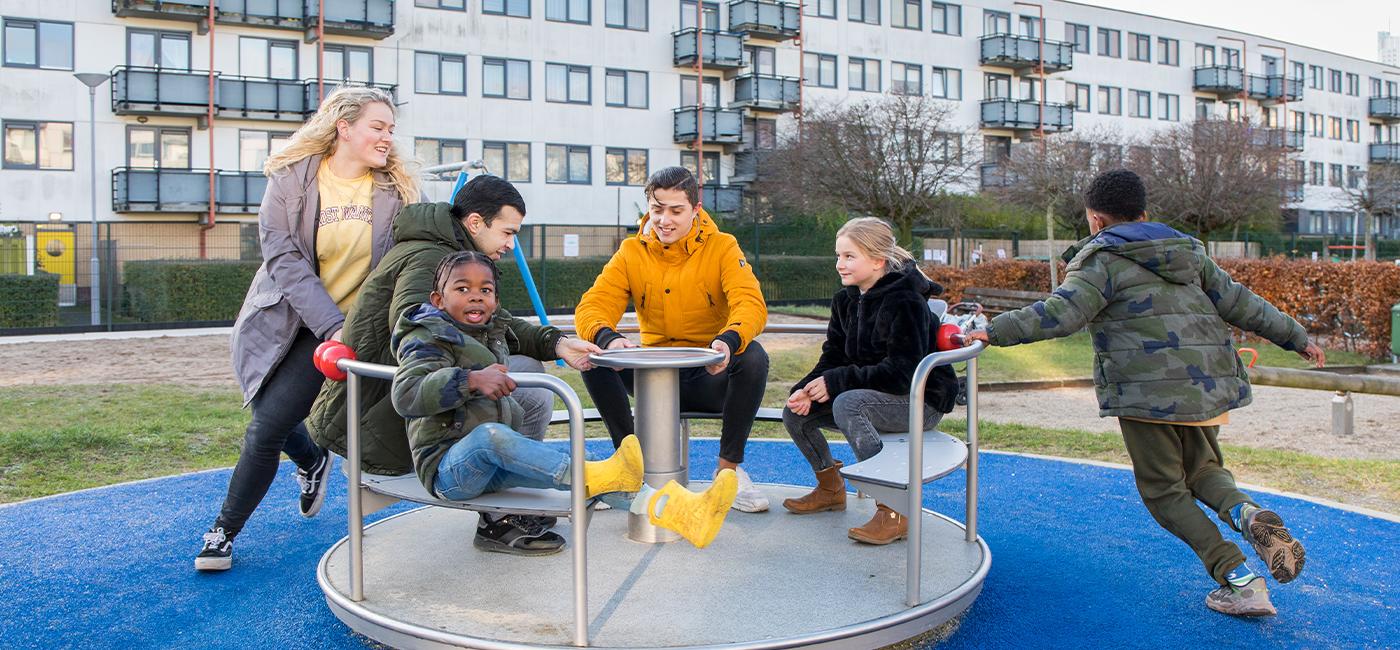 Kinderen op speeltoestel