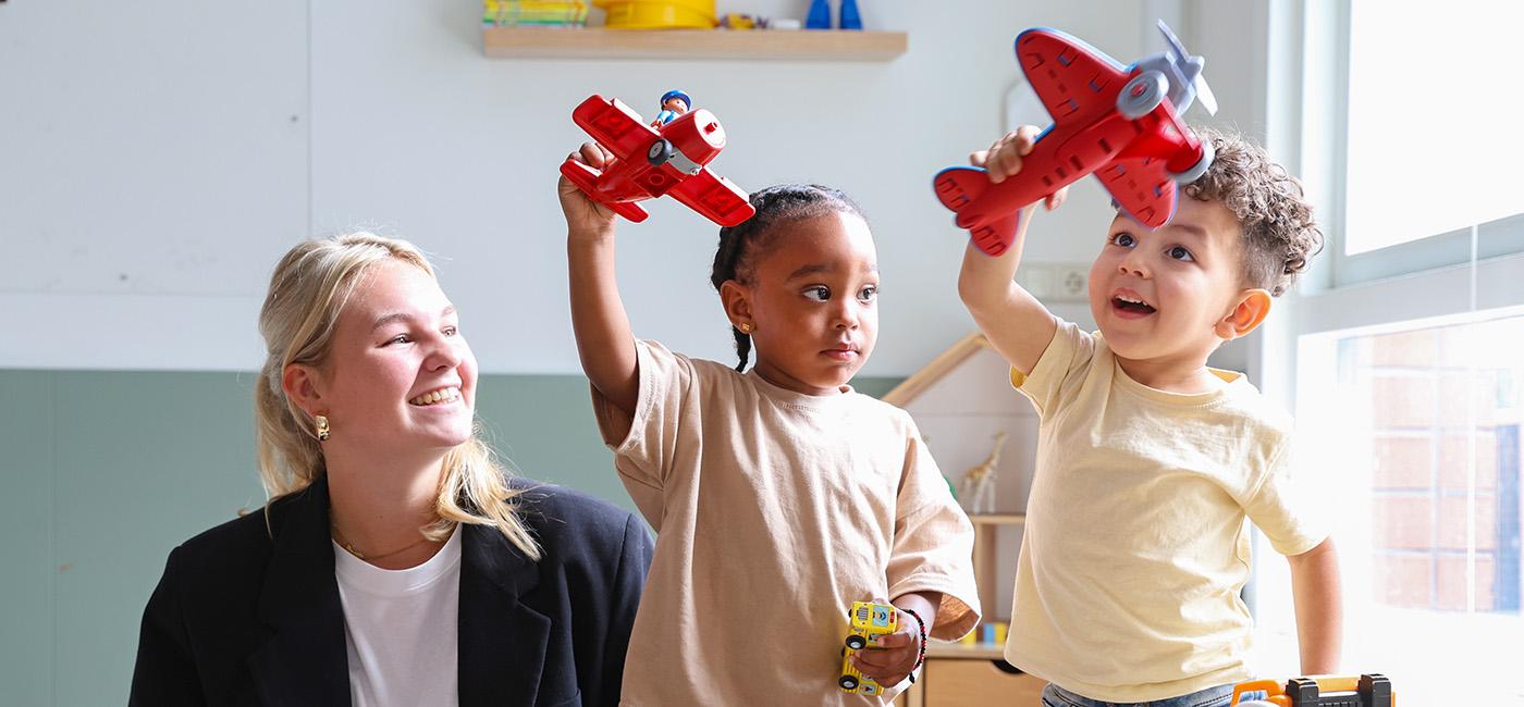 Twee kinderen spelen + begeleider