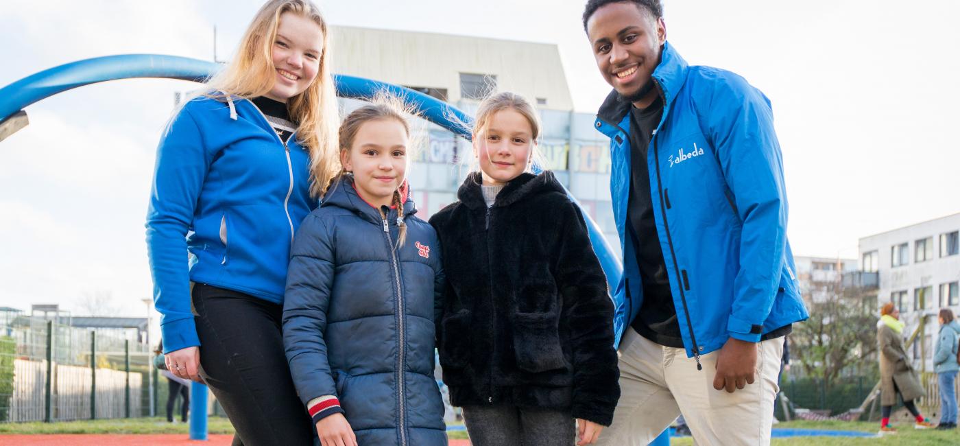 Jonge man en vrouw met twee kinderen