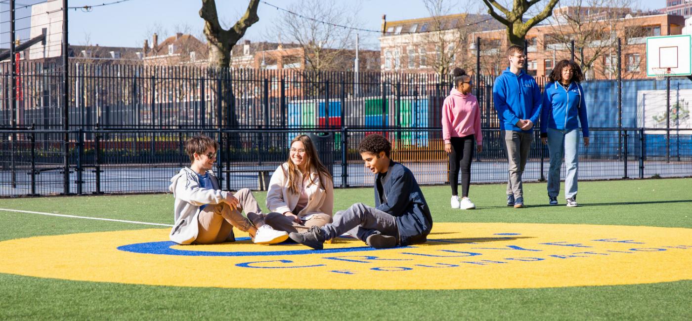 Studenten zitten in park