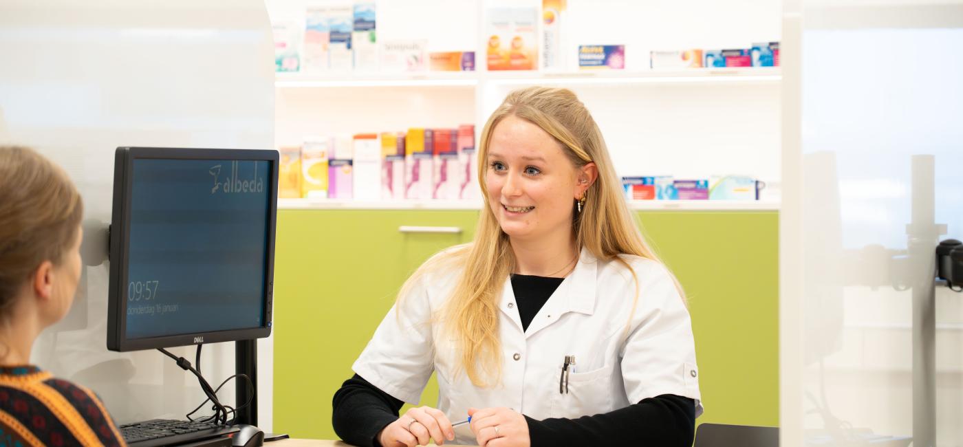 Apothekersassisntent achter balie