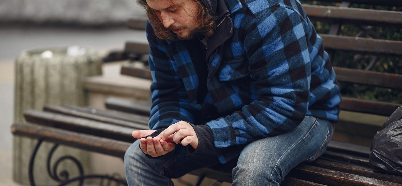 Man zit buiten op een bank