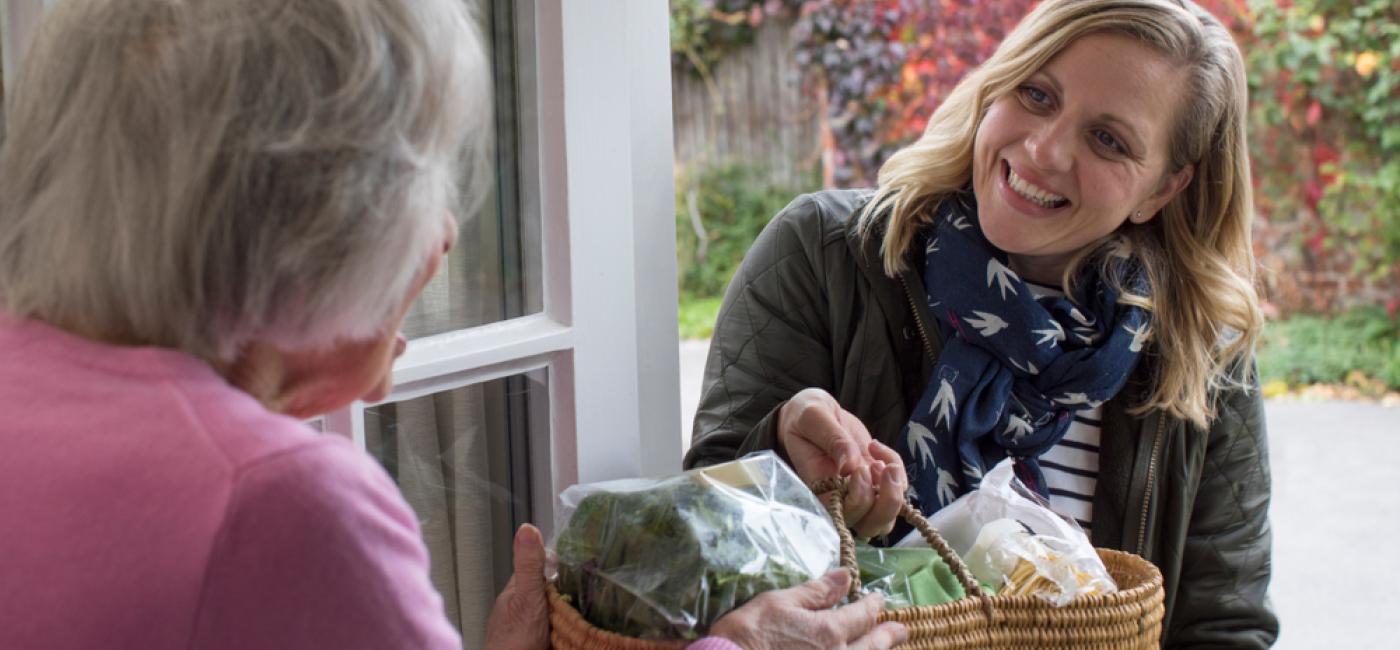 Boodschappen doen voor oudere vrouw