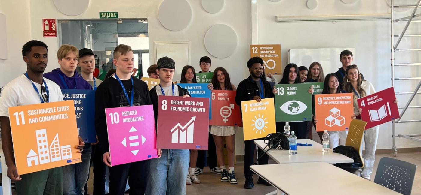 Studenten met borden waarop de sdg's staan