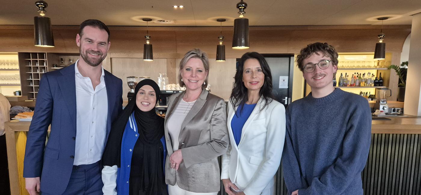 De minister met het college van bestuur en 2 studenten