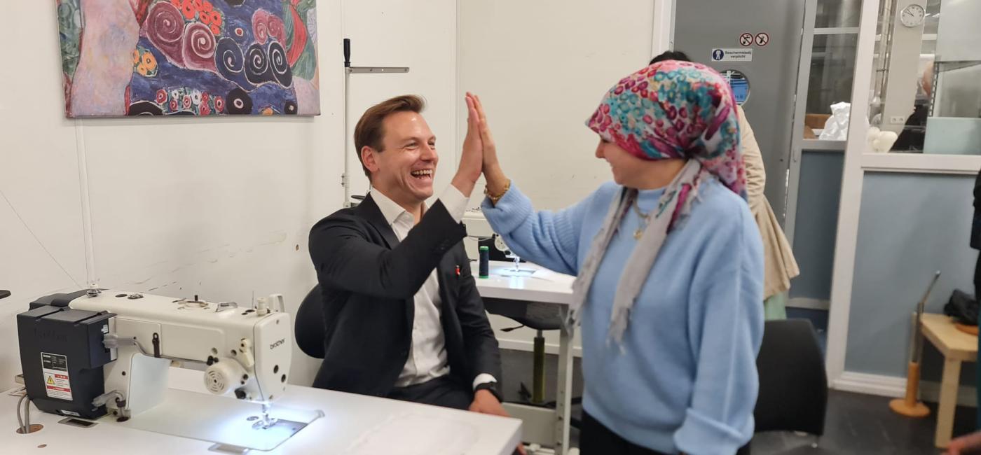 Tim Versnel en student achter naaimachine