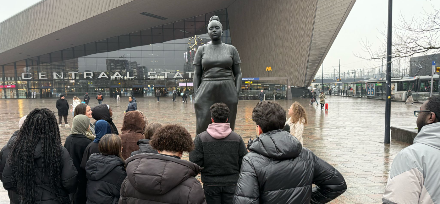 Studenten bij standbeeld op Rotterdam Centraal