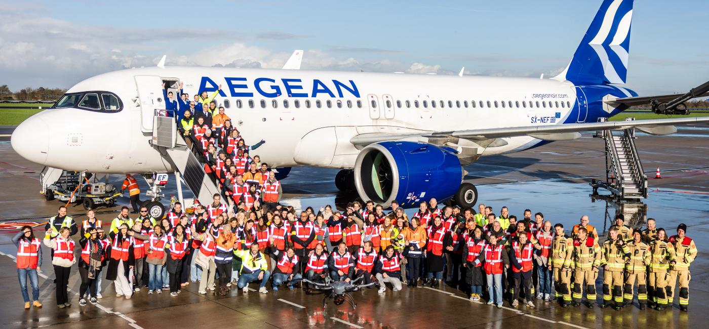 De complete testploeg bij het vliegtuig